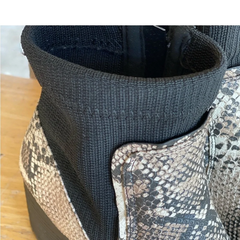 Qupid Black & Tan Faux Snakeskin Sock Ankle Chunky Blick Heel Boots Size 7